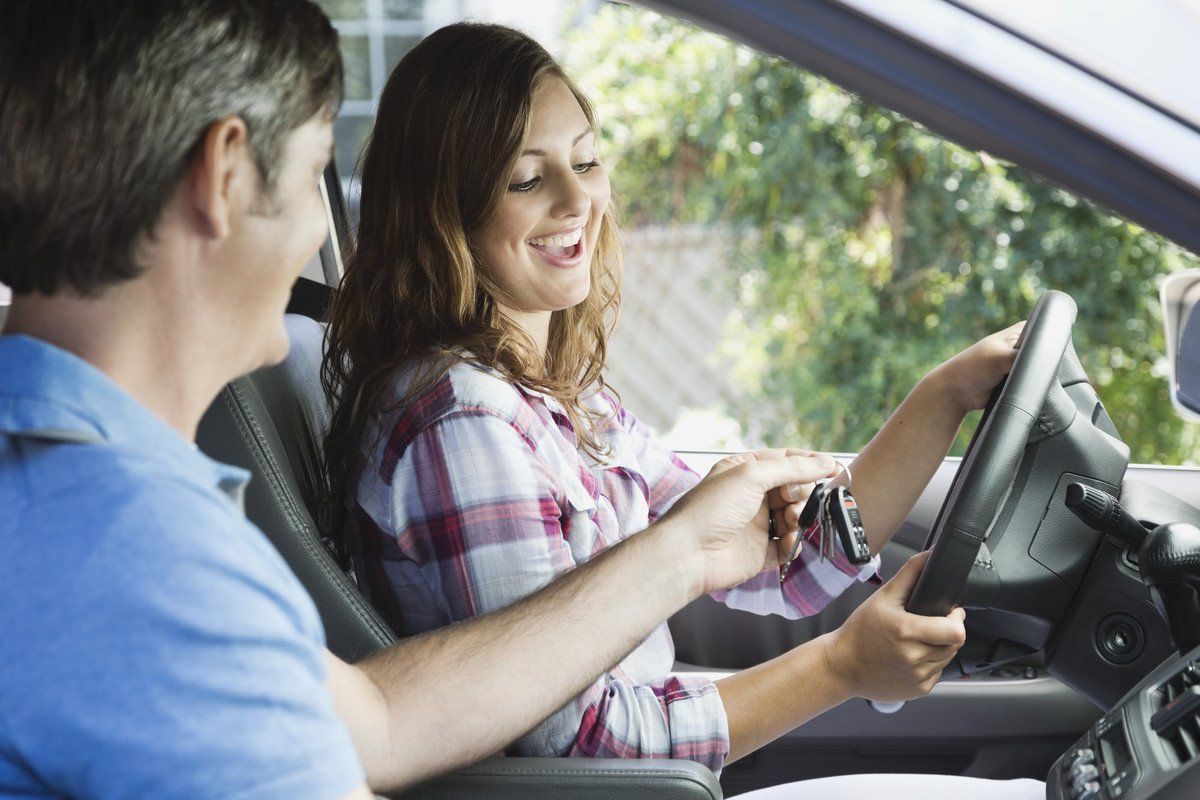 Moniteur de l'Auto-École RCM accompagnant une élève au volant