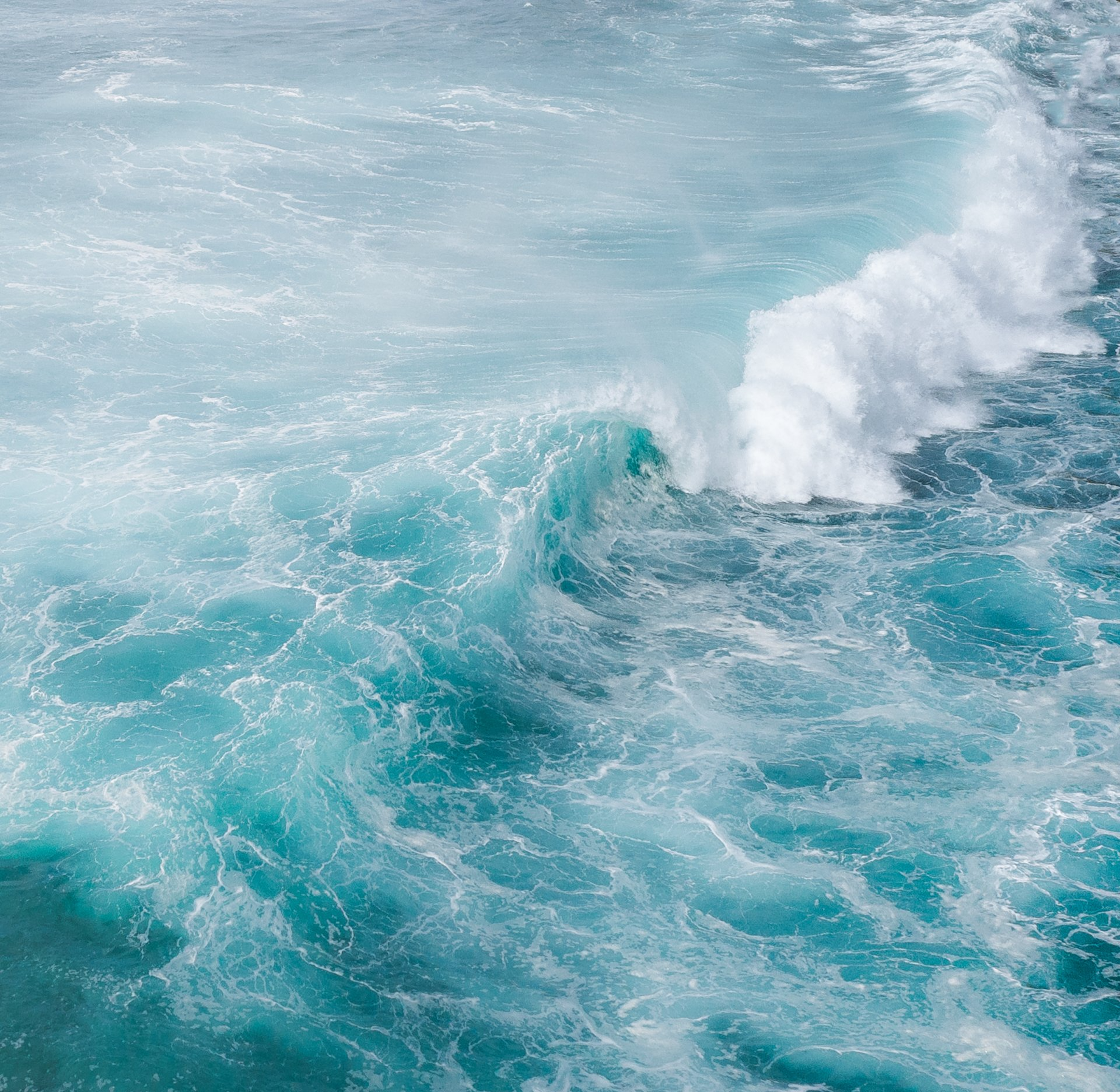Vague turquoise de Méditerranée, ambiance navigation côtière sur la Riviera