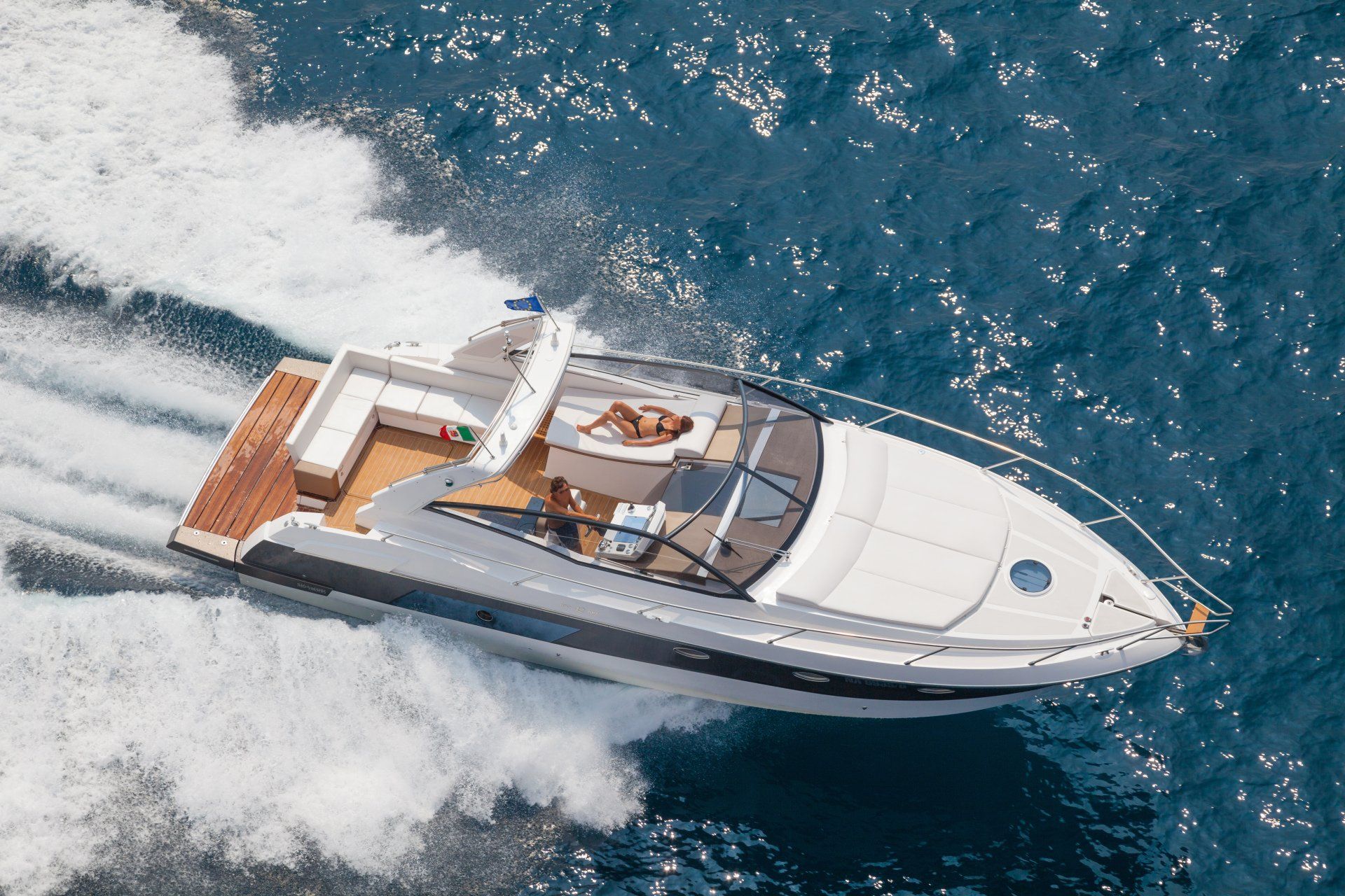 Bateau à moteur en Méditerranée — permis bateau RCM
