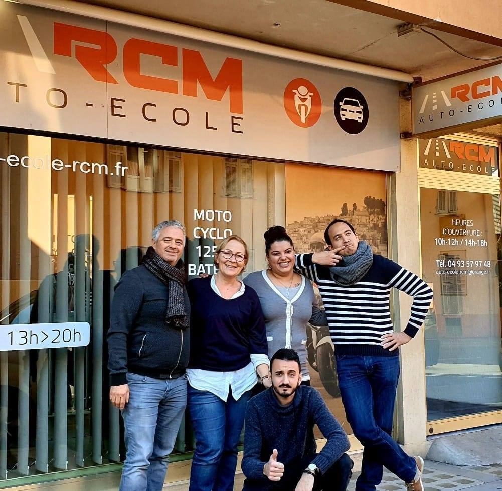 L'équipe de l'Auto-École RCM devant la boutique à Roquebrune-Cap-Martin